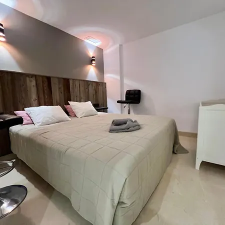 Santa Maria Village, Elviria, * Marbella